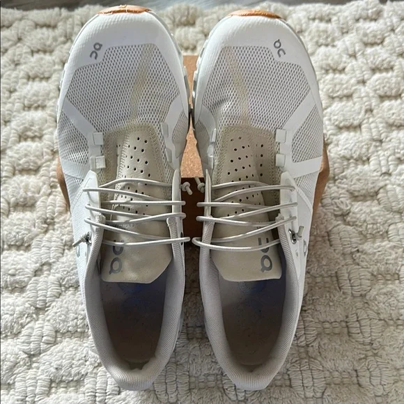 On Running White Athletic Shoes with Sleek Design - Picture 5 of 6